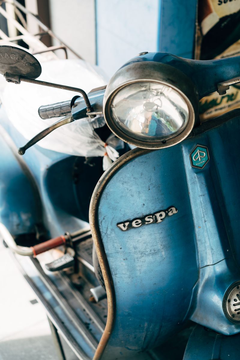 Détail d'un scooter bleu patiné